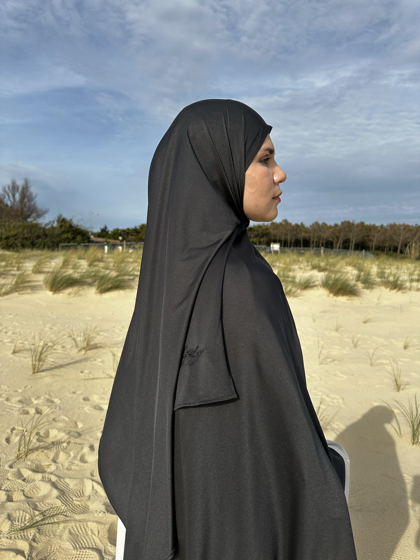 Marre des voiles qui glissent ? Qui se trouent ou qui boulochent ? Qui ne s'adaptent pas à la forme de ton visage ? Le hijab en royal jersey By Lya est fait pour toi. Une épaisseur idéale qui ne nécessite ni bonnet, ni épingles. Parfait en toute saison. Ne nécessite pas de repassage. Ne bouloche pas. En fonction de la luminosité la couleur du hijab peut varier. 75 cm x 180 Vous allez adorer notre nouveau Classic black satiné ! Avec son tissu en jersey satiné et sa finition brillante.