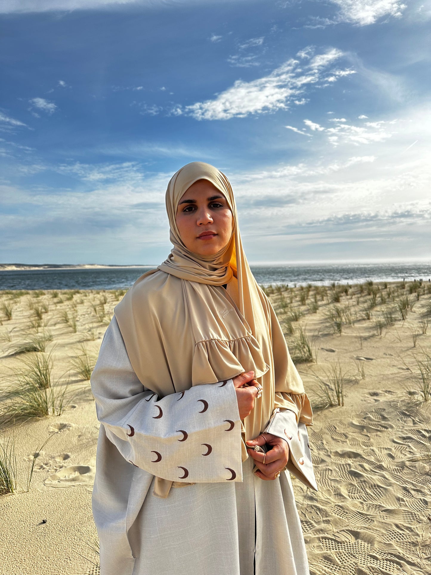 Marre des voiles qui glissent ? Qui se trouent ou qui boulochent ? Qui ne s'adaptent pas à la forme de ton visage ? Le hijab en royal jersey By Lya est fait pour toi. * Une épaisseur idéale qui ne nécessite ni bonnet, ni épingles. * Parfait en toute saison. * Ne nécessite pas de repassage. * Ne bouloche pas. La grande nouveauté de cette collection : le wavy hijab. Un hijab en Royal Jersey avec une frange, toujours en Royal Jersey qui fait toute la différence ! Une touche d'originalité.