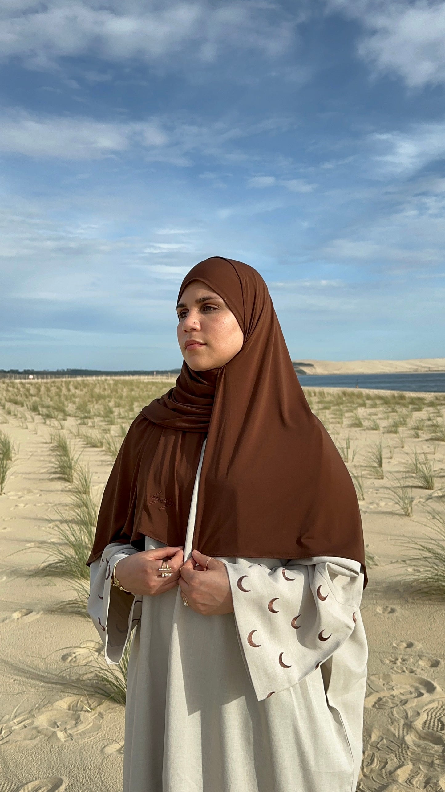 Marre des voiles qui glissent ? Qui se trouent ou qui boulochent ? Qui ne s'adaptent pas à la forme de ton visage ? Le hijab en royal jersey By Lya est fait pour toi. * Une épaisseur idéale qui ne nécessite ni bonnet, ni épingles. * Parfait en toute saison. * Ne nécessite pas de repassage. * Ne bouloche pas. * En fonction de la luminosité la couleur du hijab peut varier. 75 cm x 180 Notre premier hijab couleur marron chocolat, il ajoutera une touche de chaleur à toutes vos tenues.