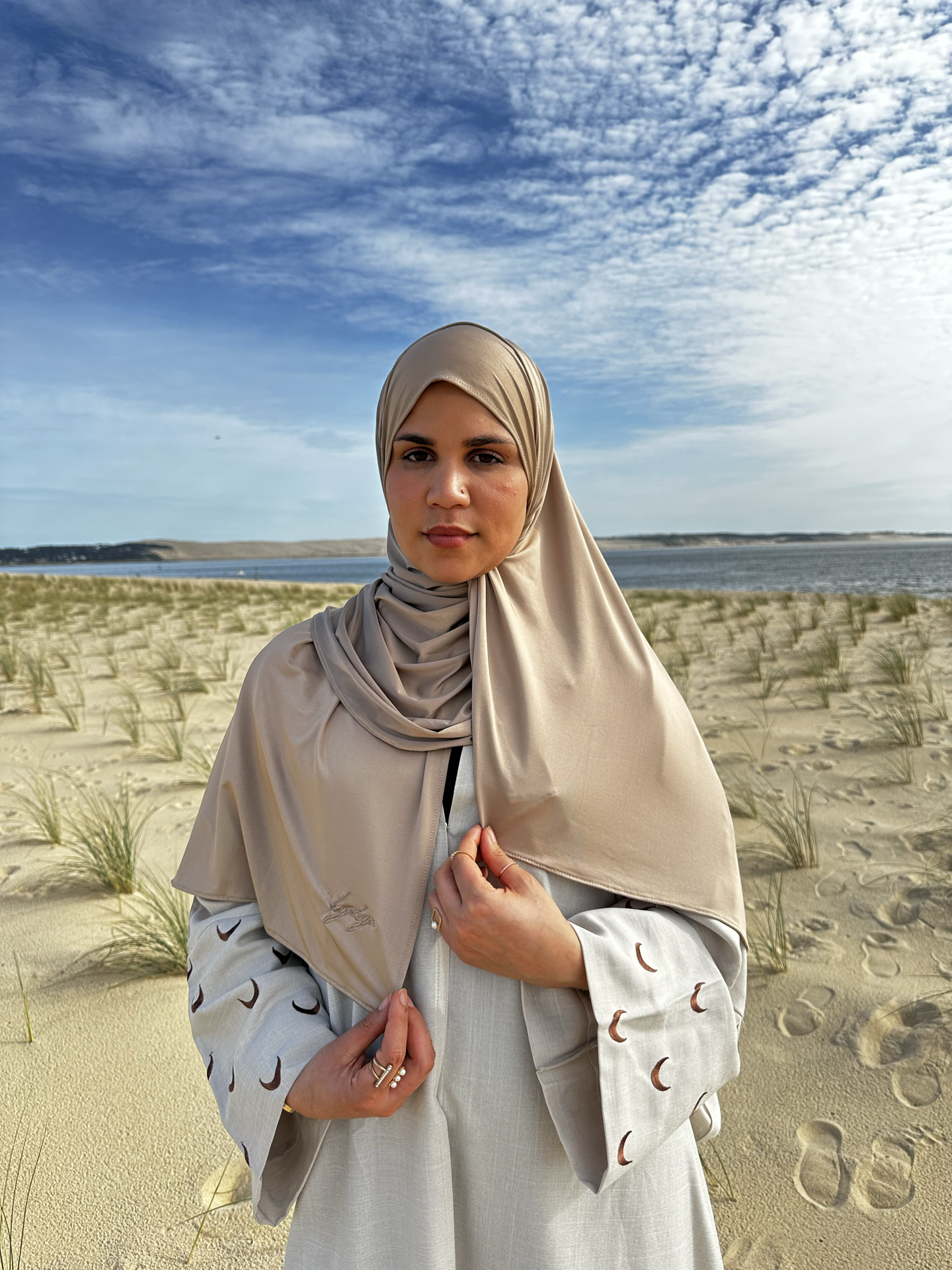 Marre des voiles qui glissent ? Qui se trouent ou qui boulochent ? Qui ne s'adaptent pas à la forme de ton visage ? Le hijab en royal jersey By Lya est fait pour toi. * Une épaisseur idéale qui ne nécessite ni bonnet, ni épingles. * Parfait en toute saison. * Ne nécessite pas de repassage. * Ne bouloche pas. * En fonction de la luminosité la couleur du hijab peut varier. 75 cm x 180 Avec son tissu en jersey satiné et sa finition brillante, il offre un look distingué.