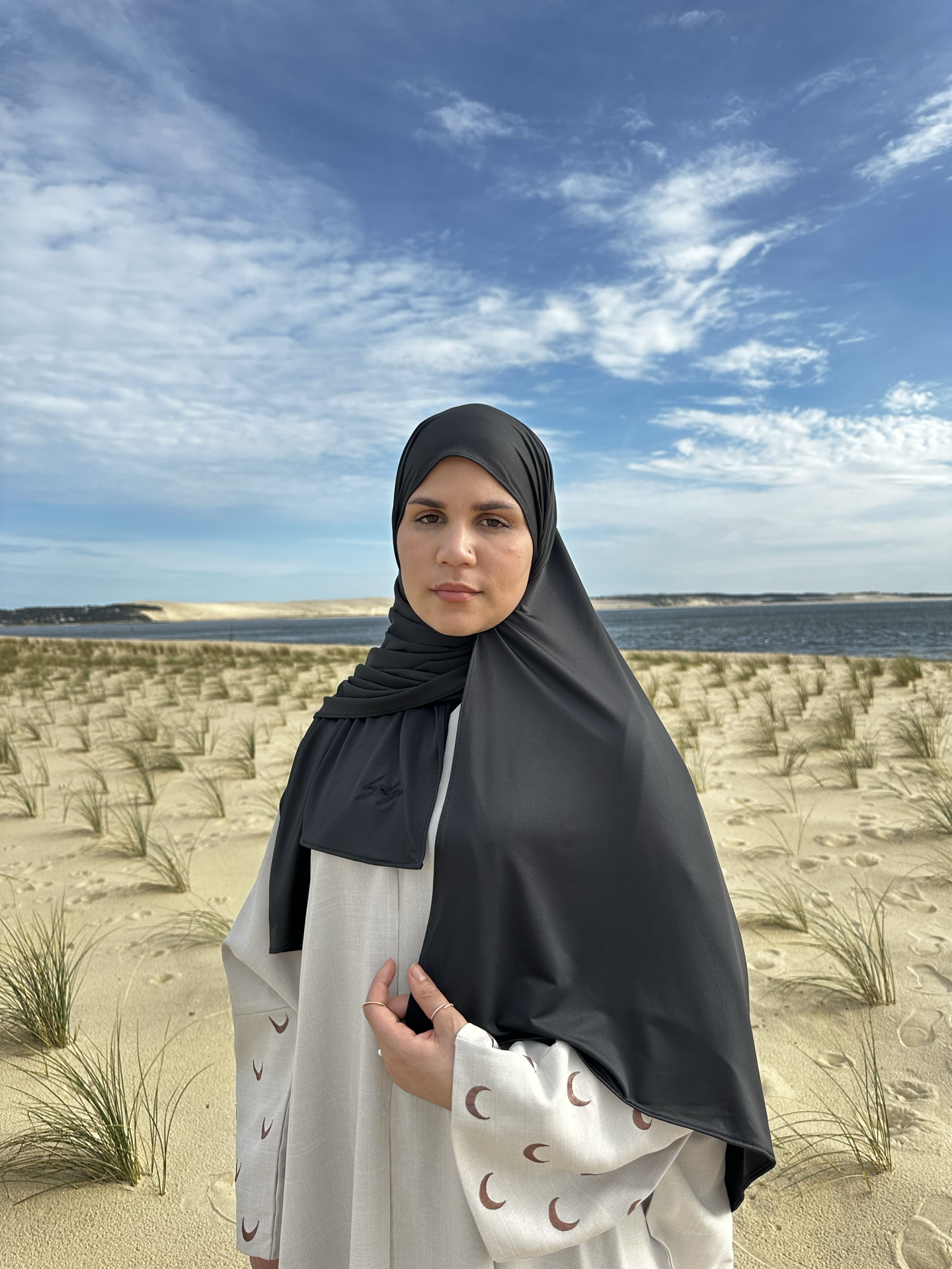 Marre des voiles qui glissent ? Qui se trouent ou qui boulochent ? Qui ne s'adaptent pas à la forme de ton visage ? Le hijab en royal jersey By Lya est fait pour toi. Une épaisseur idéale qui ne nécessite ni bonnet, ni épingles. Parfait en toute saison. Ne nécessite pas de repassage. Ne bouloche pas. En fonction de la luminosité la couleur du hijab peut varier. 75 cm x 180 Vous allez adorer notre nouveau Classic black satiné ! Avec son tissu en jersey satiné et sa finition brillante.