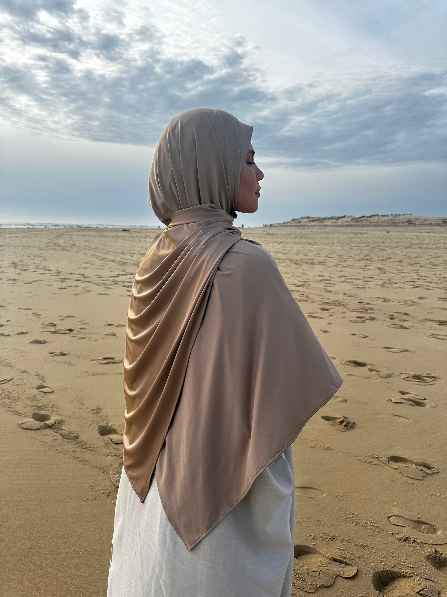 Marre des voiles qui glissent ? Qui se trouent ou qui boulochent ? Qui ne s'adaptent pas à la forme de ton visage ? Le hijab en royal jersey By Lya est fait pour toi. * Une épaisseur idéale qui ne nécessite ni bonnet, ni épingles. * Parfait en toute saison. * Ne nécessite pas de repassage. * Ne bouloche pas. * En fonction de la luminosité la couleur du hijab peut varier. 75 cm x 180 Avec son tissu en jersey satiné et sa finition brillante, il offre un look distingué.