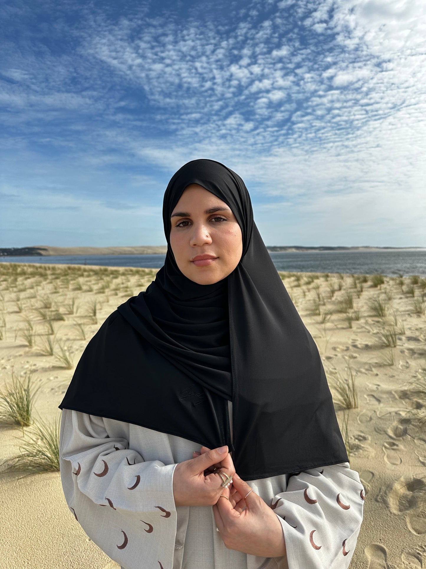 Marre des voiles qui glissent ? Qui se trouent ou qui boulochent ? Qui ne s'adaptent pas à la forme de ton visage ? Le hijab en royal jersey By Lya est fait pour toi. * Une épaisseur idéale qui ne nécessite ni bonnet, ni épingles. * Parfait en toute saison. * Ne nécessite pas de repassage. * Ne bouloche pas. Il offre une combinaison parfaite entre qualité, durabilité, confort et élégance
