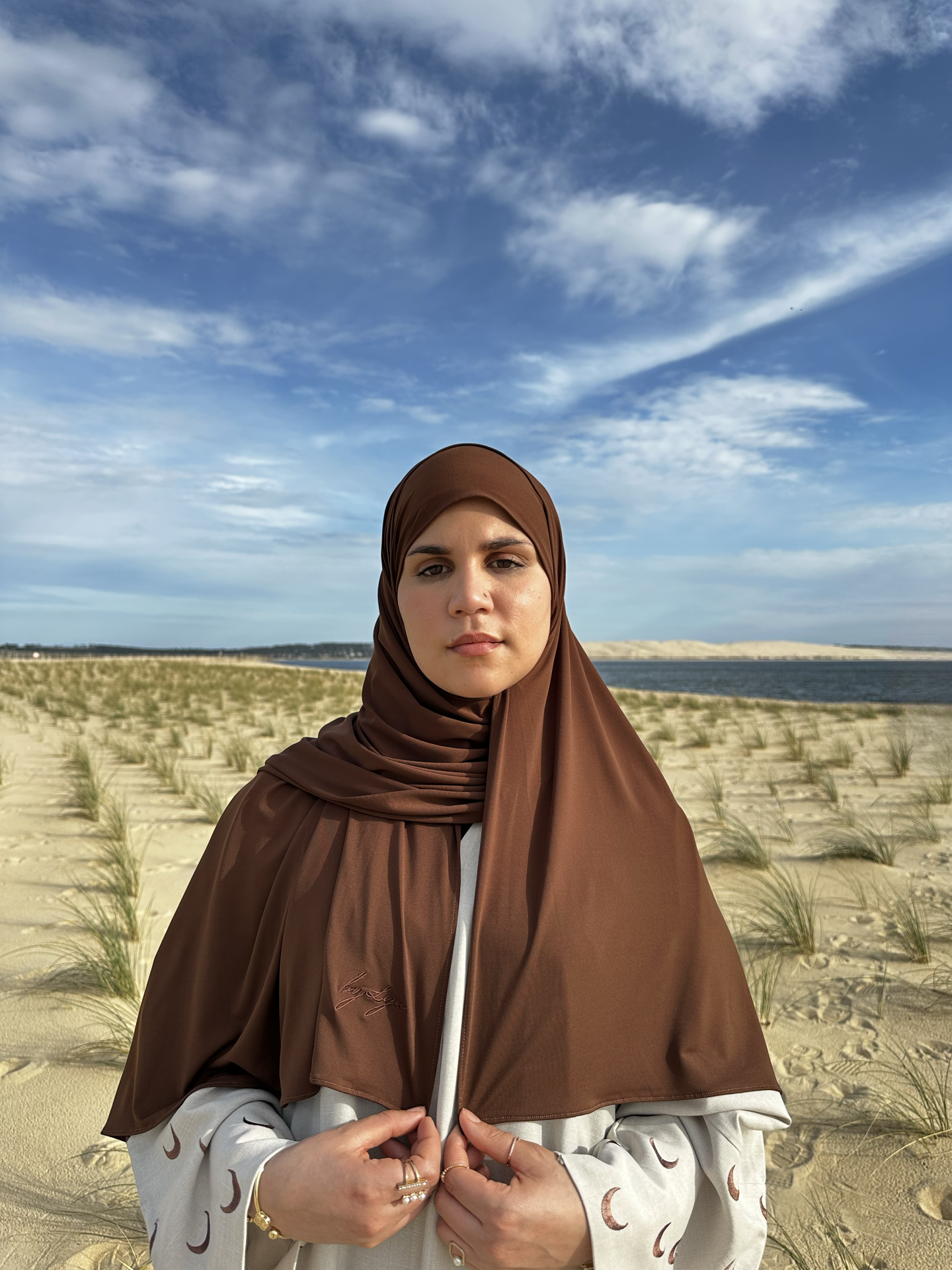 Marre des voiles qui glissent ? Qui se trouent ou qui boulochent ? Qui ne s'adaptent pas à la forme de ton visage ? Le hijab en royal jersey By Lya est fait pour toi. * Une épaisseur idéale qui ne nécessite ni bonnet, ni épingles. * Parfait en toute saison. * Ne nécessite pas de repassage. * Ne bouloche pas. * En fonction de la luminosité la couleur du hijab peut varier. 75 cm x 180 Notre premier hijab couleur marron chocolat, il ajoutera une touche de chaleur à toutes vos tenues.