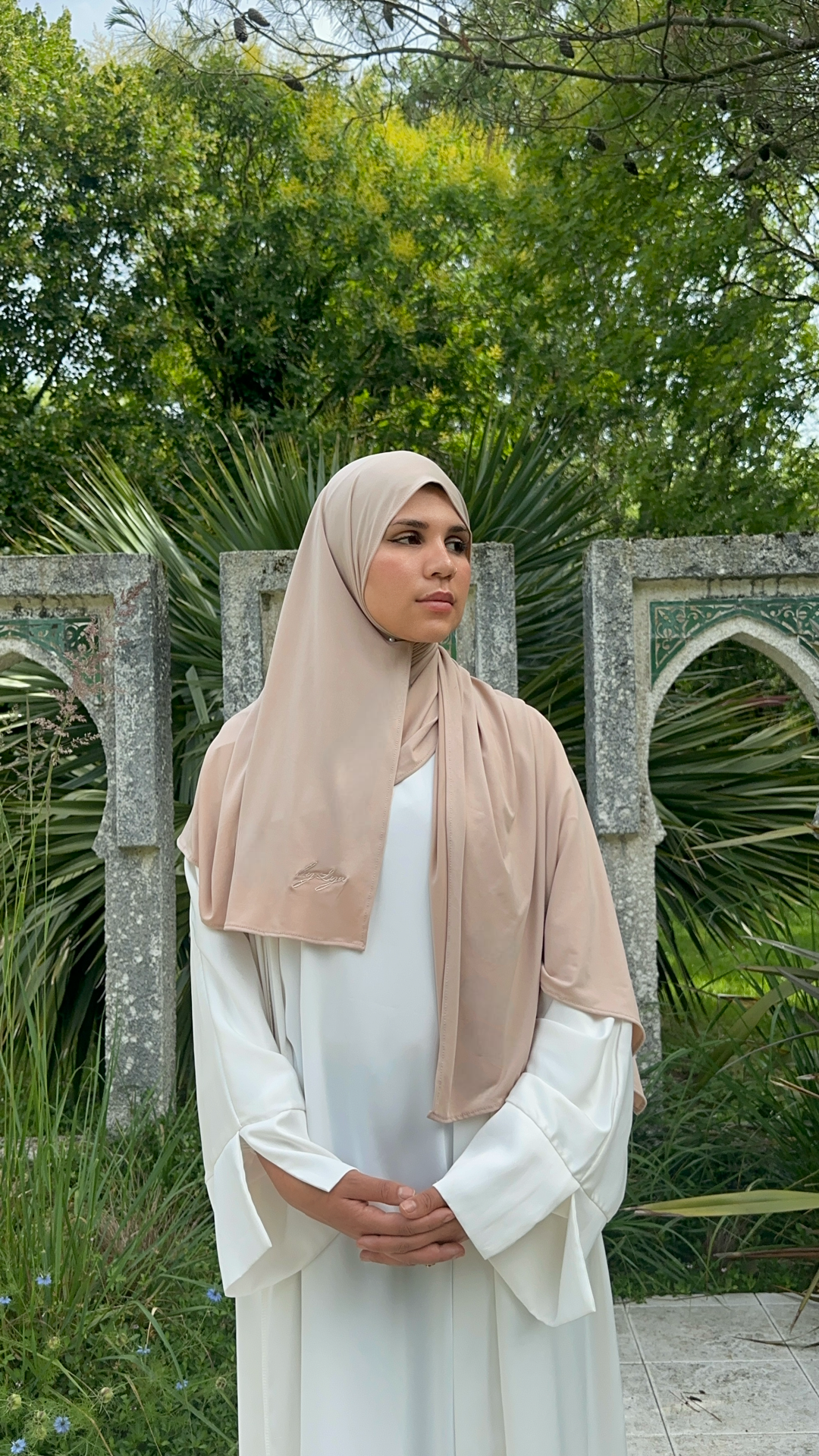 Marre des voiles qui glissent ? Qui se trouent ou qui boulochent ? Qui ne s'adaptent pas à la forme de ton visage ? Le hijab en royal jersey By Lya est fait pour toi. * Une épaisseur idéale qui ne nécessite ni bonnet, ni épingles. * Parfait en toute saison. * Ne nécessite pas de repassage. * Ne bouloche pas. Votre favori ! Il offre une couleur unie et discrète dans les nuances beige, nude et rosé qui va avec tout.