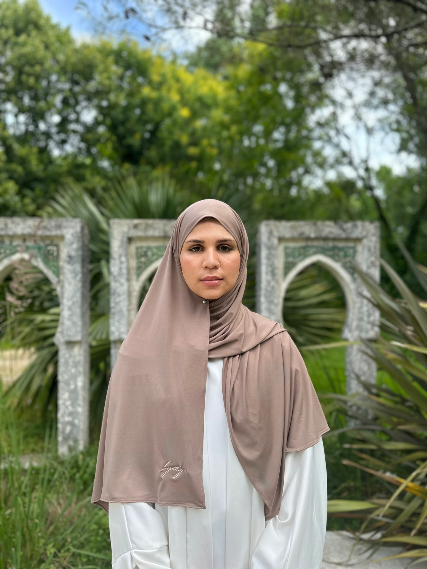 Marre des voiles qui glissent ? Qui se trouent ou qui boulochent ? Qui ne s'adaptent pas à la forme de ton visage ? Le hijab en royal jersey By Lya est fait pour toi. * Une épaisseur idéale qui ne nécessite ni bonnet, ni épingles. * Parfait en toute saison. * Ne nécessite pas de repassage. * Ne bouloche pas. Hijab en royal jersey By Lya couleur taupe. Gris-brun foncé, la couleur taupe par excellence.